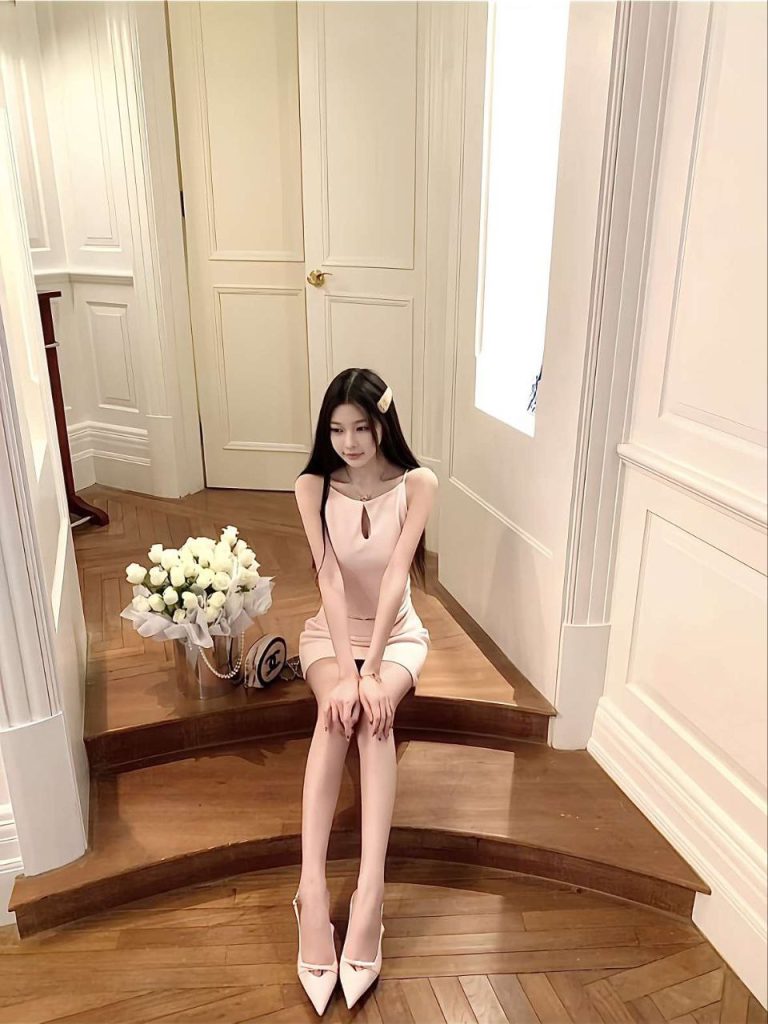 昆明外围 天然无整 皮肤白皙 真胸C杯 手感柔软 三点粉嫩 超绝美腿 白皮可爱辣妹相关配图