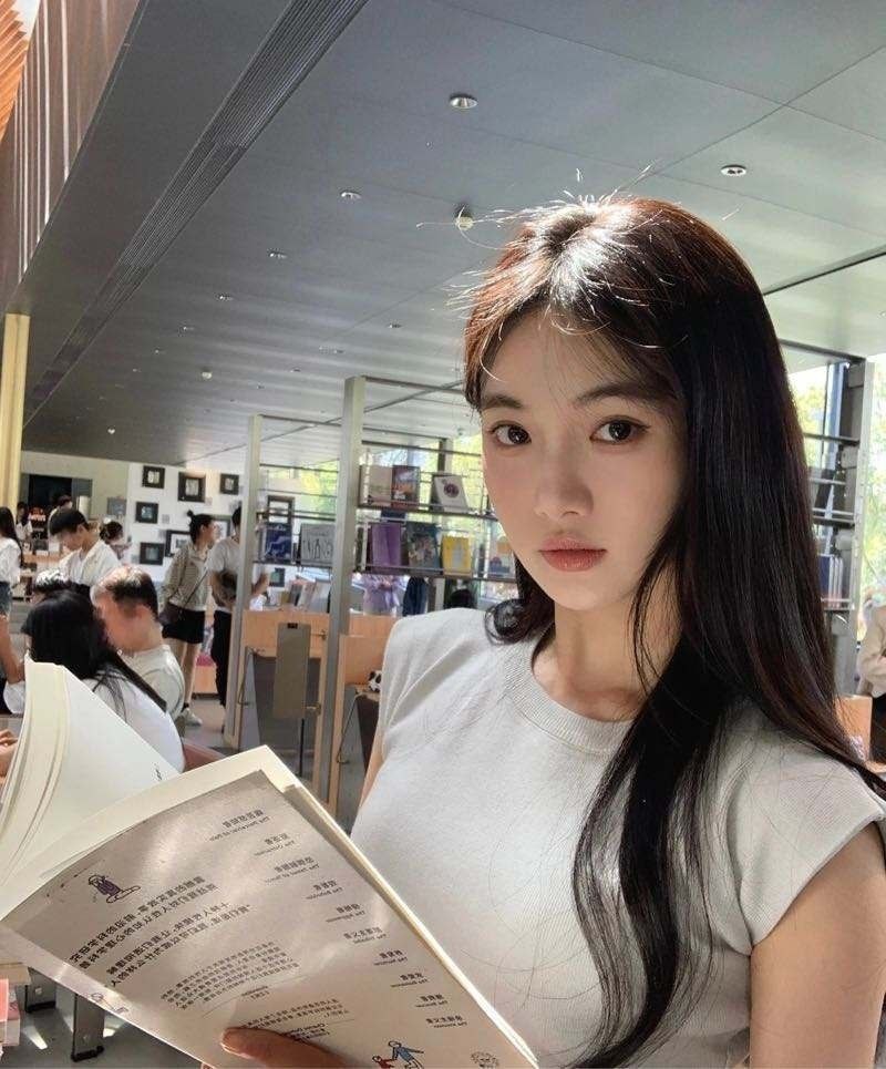 北京外围 一年级在读学生 偶尔兼职 清纯可人 温柔甜美 天然无整 通体雪白 皮肤吹弹可破 筷子腿相关配图