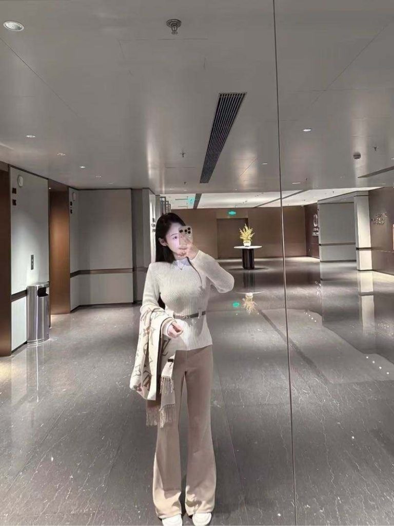 南京外围 翘臀 大长腿  皮肤雪白光滑中国脸 欧美身材 满足你所有幻想手感极好 不但可以夹你的武器相关配图