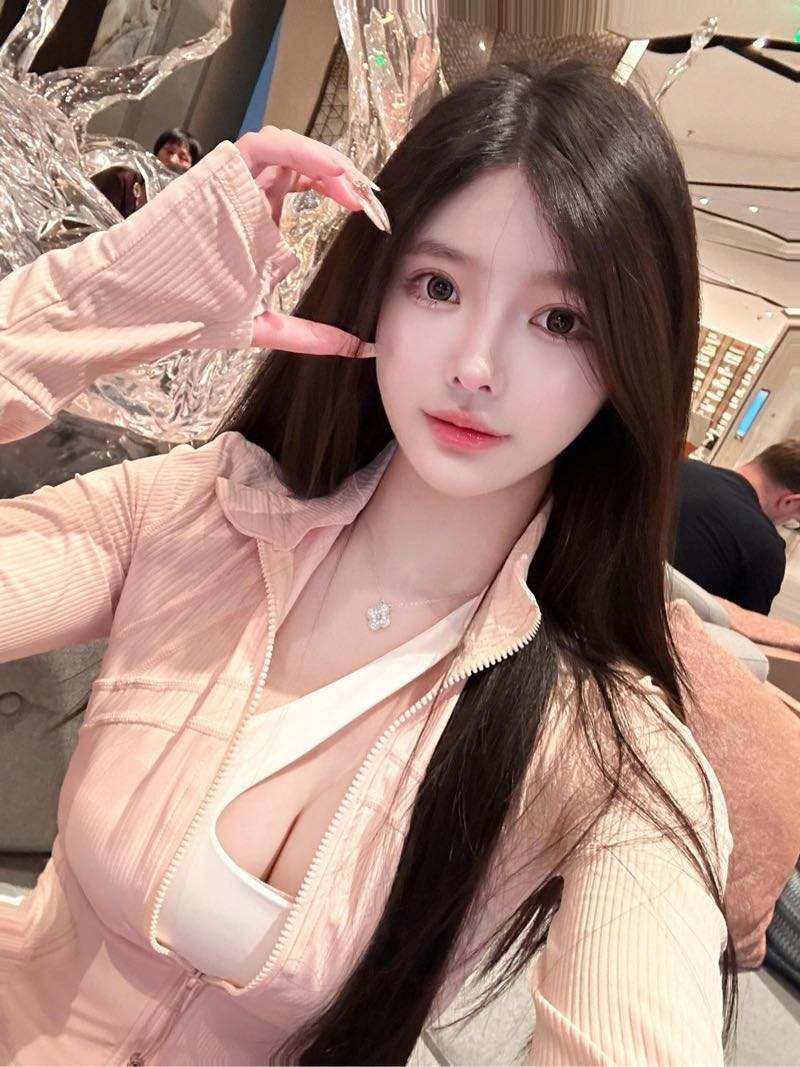 杭州外围 纯天然🐻 前凸后翘 蜜桃臀 媒体博主 网红达人皮肤雪白滑嫩 身材千细 飘飘黑长直 可纯可欲 性格活泼开朗 穿相关配图
