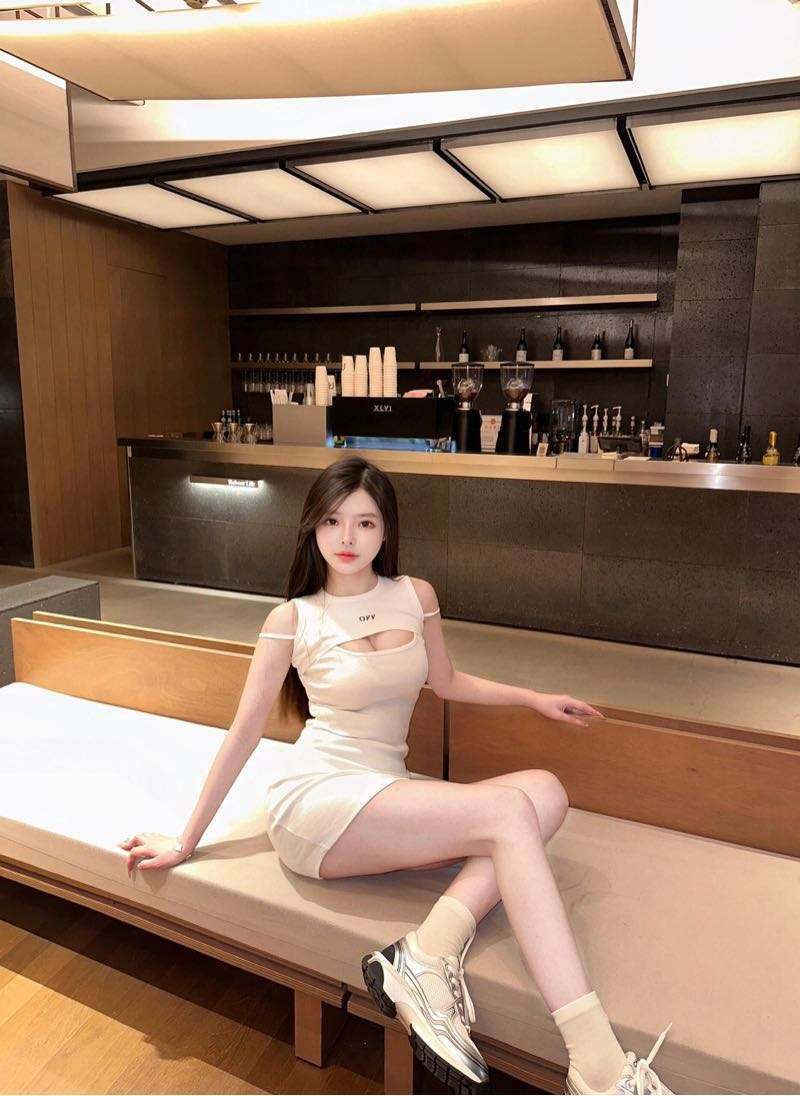 杭州外围 纯天然🐻 前凸后翘 蜜桃臀 媒体博主 网红达人皮肤雪白滑嫩 身材千细 飘飘黑长直 可纯可欲 性格活泼开朗 穿相关配图