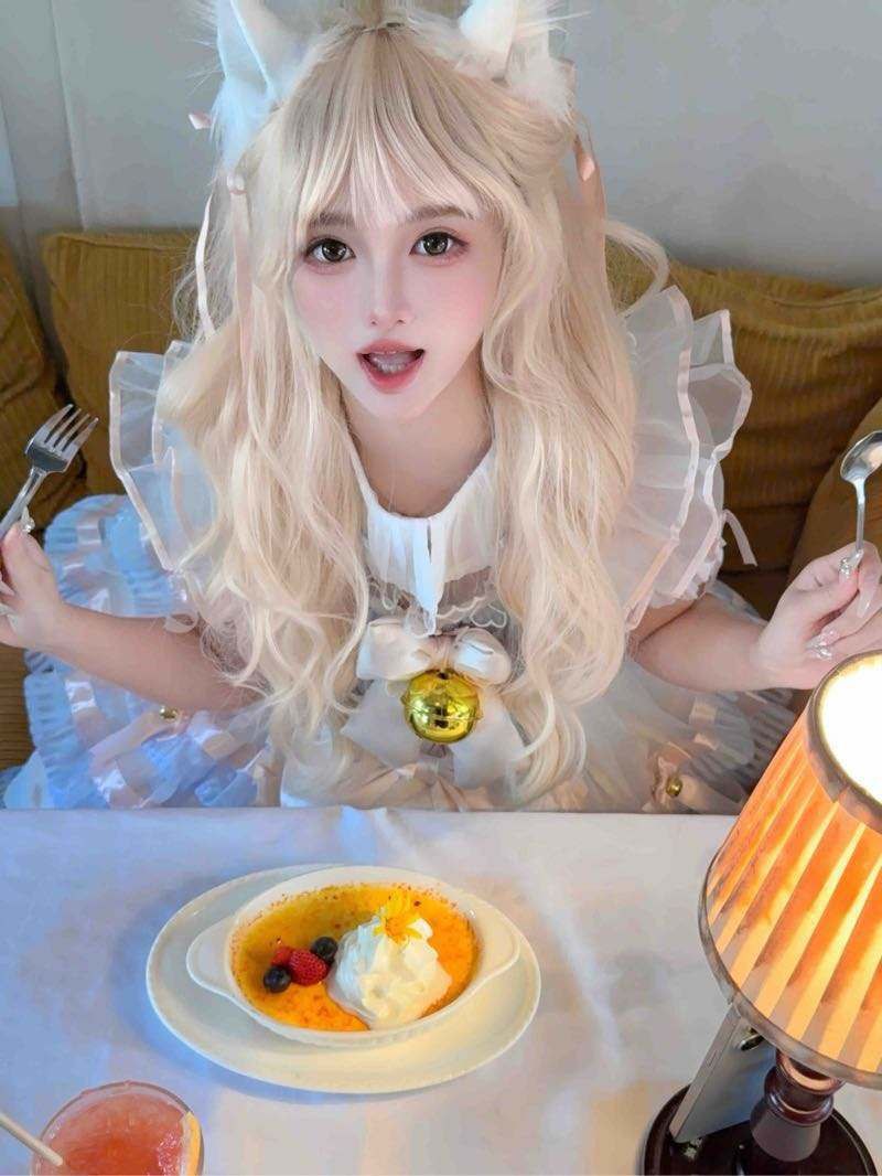 深圳外围 粉嫩甜心人美声甜肌肤白如雪宝藏女孩 超高修养谈吐得体优雅大气抖音网红·动漫博主水灵动人成都姑娘相关配图