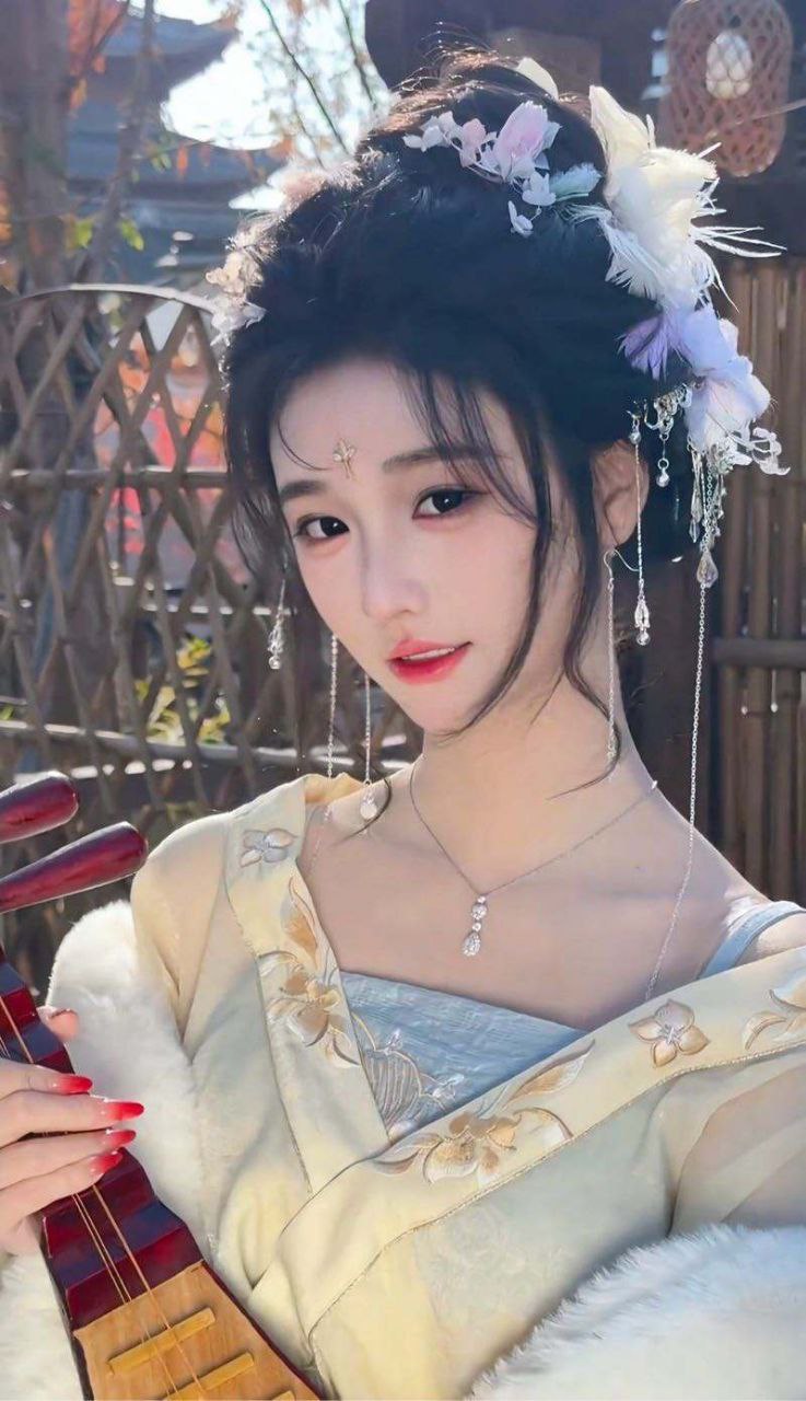 杭州外围 🦜质量 纯天然妈生脸 全身皮肤白皙光滑 吹弹可破 可素颜 无风尘味 完美身材比例腿细长直 极易敏感多汁 三点相关配图