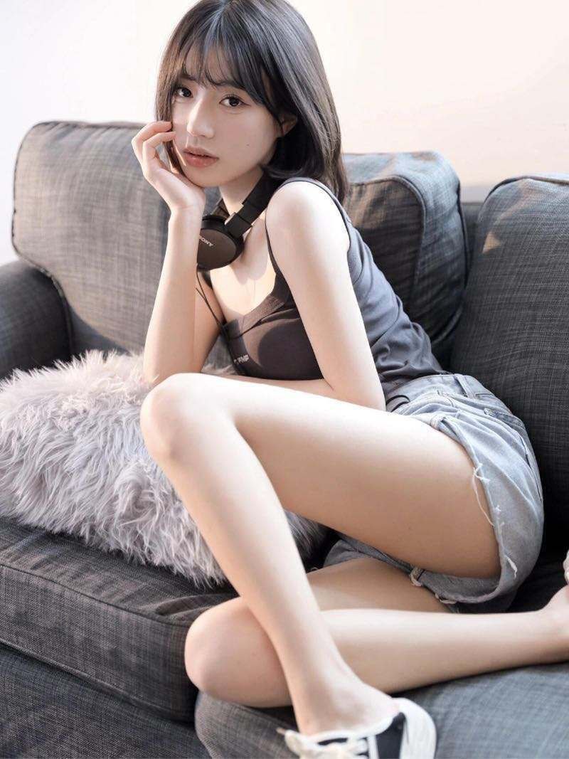 嘉兴外围05年极品小纯短发真实白虎无毛舌吻69性格好不事不催