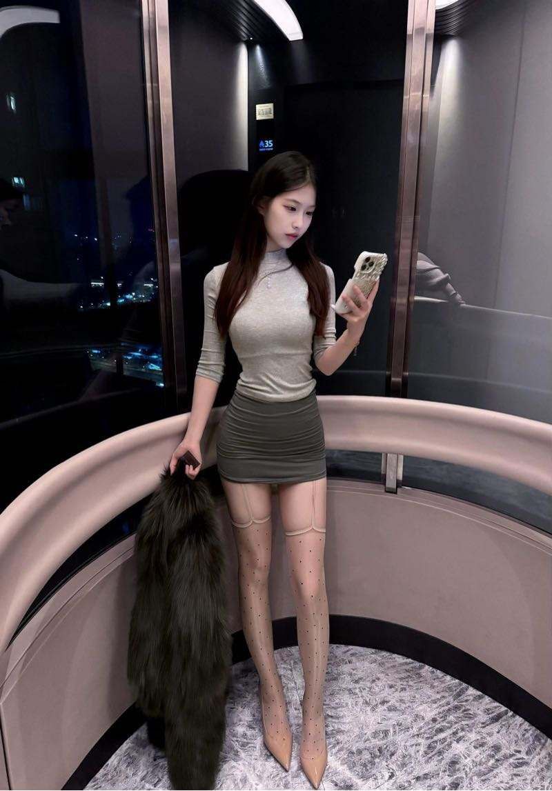 武汉外围05年纯欲小妹妹皮肤雪白身高170筷子腿真实胸D刚好抓满超爽小清新三点粉相关配图