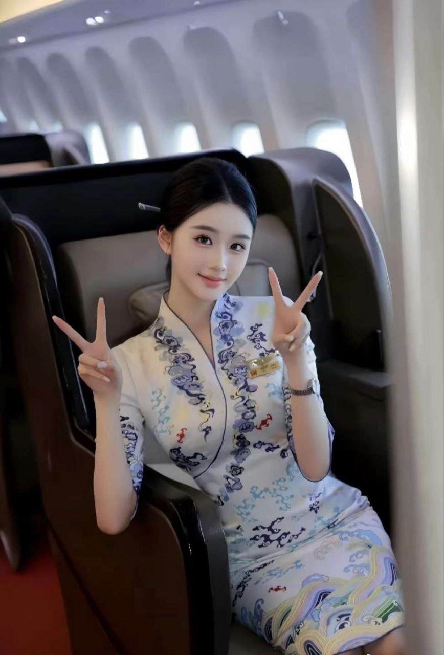 武汉外围极品新人海航空姐身高171大长腿 黑丝制服诱惑天然无整前凸后翘肤白貌美短期兼职
