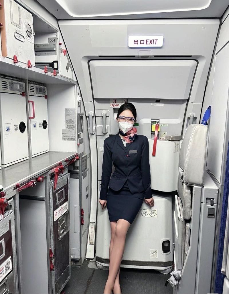南京外围空姐 176/69 天然D 大长腿 制服相关配图