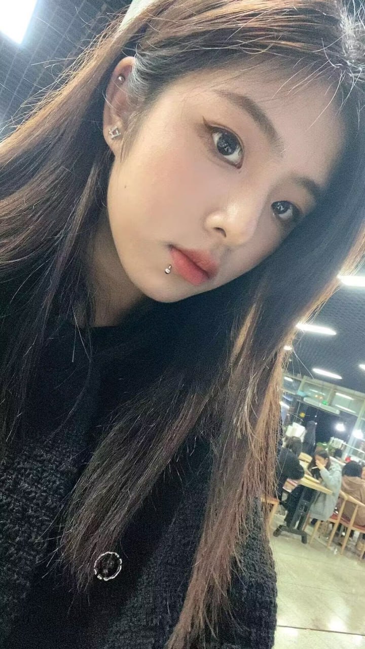 武汉外围18岁学生妹 166 天然C 少女 在校生 学生相关配图